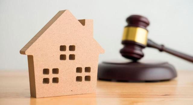 Equiparación de la base imponible del ICIO con la de AJD Equiparación de la base imponible del ICIO con la de AJD. Imagen de maza judicial ante una casita en miniatura