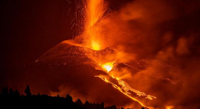 No tributación en el IRPF y en el IS de las ayudas públicas por erupción volcánica u otras causas naturales. Imagen de un volcán en erupción