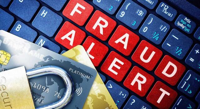 Rectificación de IVA: errores cometidos con consumidores finales y operaciones fraudulentas Cuando el IVA omitido se ha devengado en operaciones fraudulentas, los importes percibidos deben considerarse como IVA incluido. Imagen de escritorio con las palabras alerta y fraude con candados y tarjetas de crédito