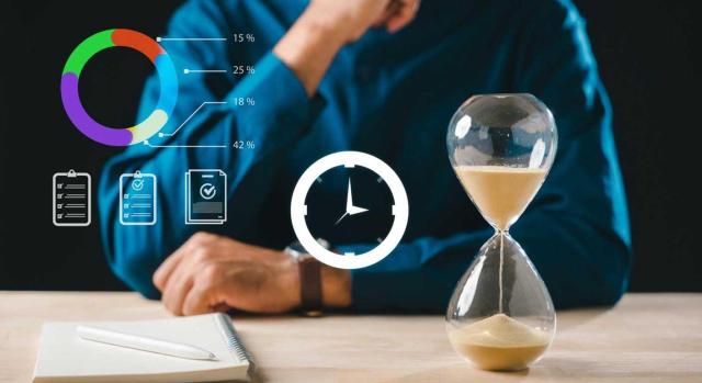 La DGT afirma que ya se puede comenzar a usar voluntariamente el Sistema Veri*Factu antes de la fecha obligatoria. Imagen de un chico en un escritorio con un reloj de arena y gráficas virtuales