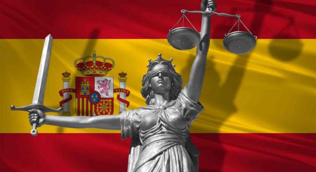 Diosa de la Justicia sobre la bandera de España