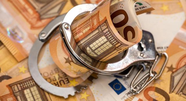 Pago del IVA adeudado por el proveedor de los bienes al destinatario como obligado solidario, aunque se le haya denegado el derecho a la deducción El caso de fraude, el principio de proporcionalidad no impide obligar al pago del IVA adeudado por el proveedor de los bienes al destinatario como obligado solidario, aunque se le haya denegado el derecho a la deducción del IVA soportado. Imagen de billetes de 50 euros esposados con unas esposas