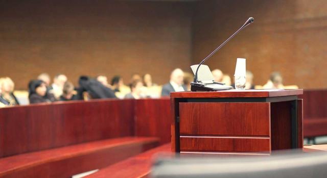 TEAC en unificación de criterio, declara que en el caso de intereses de demora suspensivos no se exige un trámite de audiencia ni alegaciones previas. Imagen de un estrado vacío en un juicio