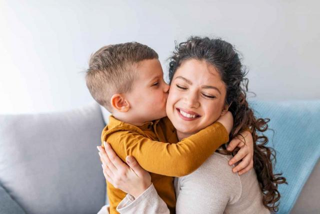 Bizkaia, exención, maternidad, IRPF, retroactivo. Imagen de una madre abrazada con su hijo pequeño