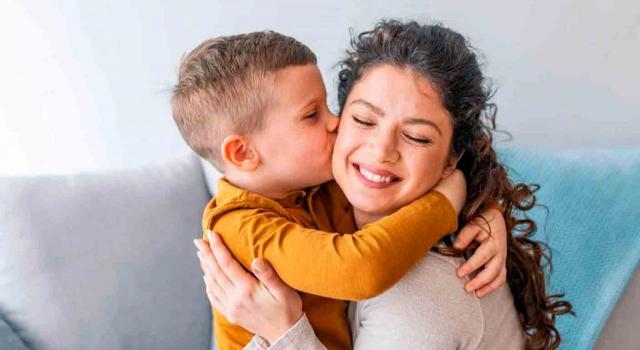 Tribunal Supremo, extensión de efectos, solicitud a Hacienda Tribunal Supremo, extensión de efectos, solicitud a Hacienda. Un niño abrazando y dando un beso madre