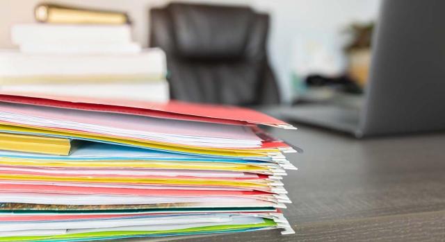 El TS ratifica su doctrina sobre la obligación de remitir el expediente administrativo completo en el plazo de un mes El TS ratifica su doctrina sobre la obligación de remitir el expediente administrativo completo en el plazo de un mes. Imagen de carpeta de colores