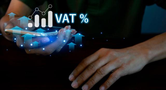 Nuevas sentencias del TJUE en materia de exención a las exportaciones en el IVA. Mano con dispositivo y letrero de IVA cero
