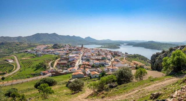 Extremadura favorece fiscalmente las zonas rurales. Imagen de Pueblo de Alange con pantano en el fondo