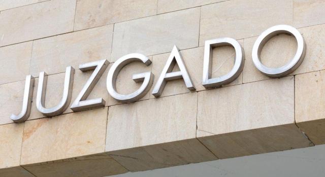 Tipo de gravamen diferenciado del IBI para el uso denominado "Administraciones Públicas" no previsto en las normas técnicas de valoración pero es una modalidad específica incluida dentro del uso catastral de "edificios singulares". Imagen de la palabra Juzgado en una pared
