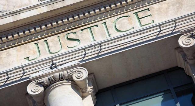 El TS analiza el supuesto de una liquidación del IIVTNU recurrida en tiempo y forma antes de la STC 182/2021 que no es situación consolidada, quedando afectada por la inconstitucionalidad. Imagen de la fachada de un edificio de Justicia