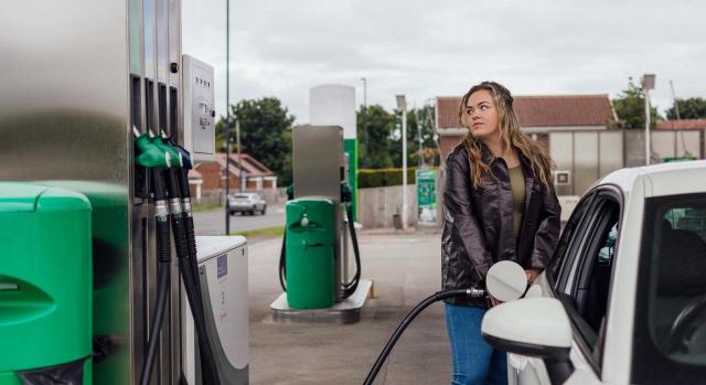 La base imponible del ITP y AJD por la renovación del derecho de superficie no contempla el factor temporal La base imponible del ITP y AJD por la renovación del derecho de superficie no contempla el factor temporal. Chica repostando en un gasolinera