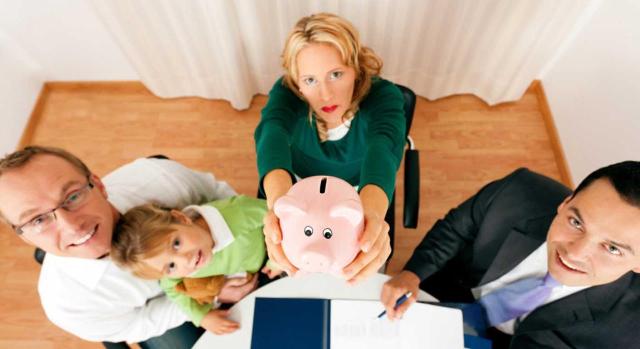 Es necesario acreditar la trazabilidad de las cantidades devueltas para evitar calificar como condonación una deuda de un hijo con su padre El TSJ de Andalucía destaca la necesaria acreditación de la trazabilidad de las cantidades devueltas para evitar calificar como condonación una deuda de un hijo con su padre. Imagen de una vista aérea de una familiar con un cerdito de ahorro en mano de la madre