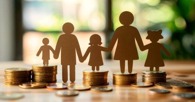 Tipo 4% ITP para adquirir vivienda habitual por familia numerosa cuando el tercer hijo está concebido El Tribunal Supremo reconoce el tipo reducido del 4% del ITPAJD en la adquisición de vivienda habitual por familia numerosa cuando el tercer hijo está concebido en la compra y nace posteriormente con vida. Imagen de una familia de espaldas sobre montoncitos de monedas