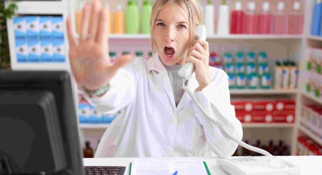 Deducción de los servicios de investigación contratados al referirse a conflictos empresariales que afectan a los ingresos Deducción de los servicios de investigación contratados por una farmacéutica al referirse a conflictos con otras farmacias de la zona que afectaban a sus ingresos. Imagen de una farmacéutica haciendo negación con la mano