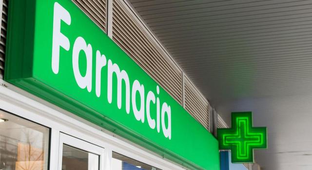 Reglamento Veri*Factu: aplicación a las farmacias Aplicación del Reglamento Veri*Factu a las obligaciones de facturación de las farmacias. Imagen de una farmacia de la calle