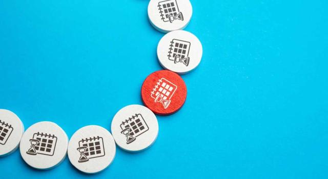 Las solicitudes de prórroga, y con mayor razón las extemporáneas, no constituyen causa interruptiva de la prescripción del derecho de la Administración para liquidar el Impuesto sobre Sucesiones. Imagen de una cadena de fichas con un calendario y una ficha roja con calendario que es la que resalta