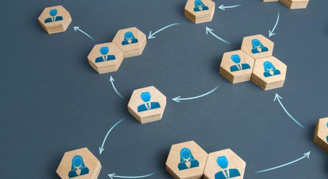 Conformidad al Derecho de la UE condicionar la aplicación del régimen de neutralidad fiscal del IS a que los patrimonios transmitidos constituyan ramas de actividad diferenciadas Conformidad al Derecho de la UE condicionar la aplicación del régimen de neutralidad fiscal del IS en caso de una escisión parcial a que los patrimonios transmitidos constituyan ramas de actividad diferenciadas. Imagen de fichas con figuras de personas en ellas que están interconexionadas