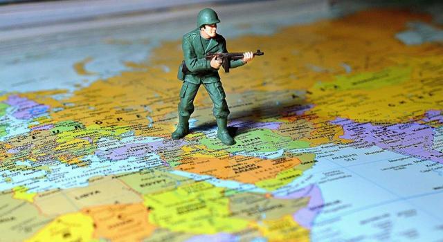 Gipuzkoa aprueba medidas tributarias urgentes ante el conflicto en el Estrecho de Ormuz Gipuzkoa aprueba medidas tributarias urgentes ante el conflicto en el Estrecho de Ormuz. Imagen de una figura de un militar sobre el mapa de Oriente Medio