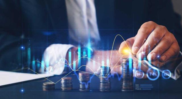 El TC desestima el recurso de inconstitucionalidad contra el criterio de distribución del IMIC El TC desestima por unanimidad el recurso de inconstitucionalidad de la Junta de Castilla-La Mancha contra el criterio de reparto del impuesto sobre el margen de intereses y comisiones de determinadas entidades financieras (IMIC) basado en el PIB regional. Imagen de la mano de un hombre con gráficos y monedas