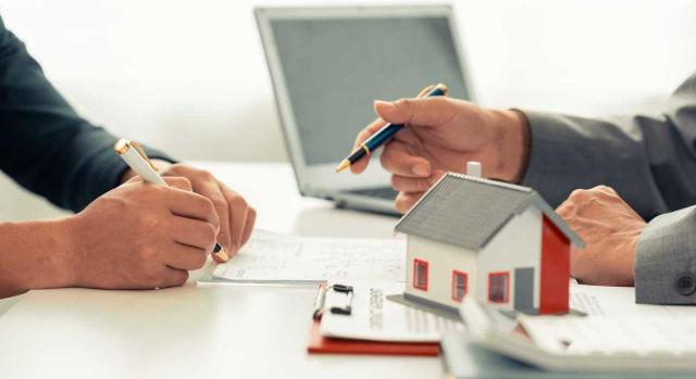 Reducción por adquisición de vivienda habitual en el ISD Aplicación por el hermano del causante de la reducción por adquisición de vivienda habitual en el ISD a pesar de que constara su domicilio fiscal o empadronamiento en otra localidad. Imagen de una firma de una casa con la figura de una casa