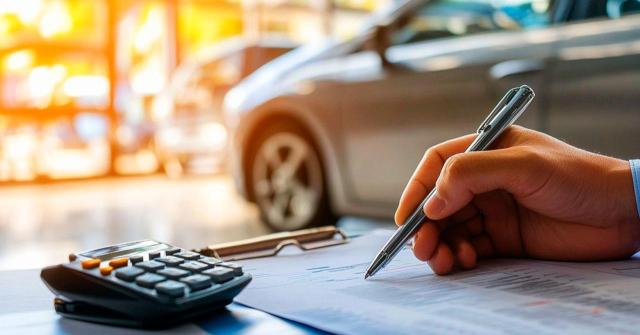 Retribución en especie por cesión de vehículo a trabajador: no supone automáticamente la deducción del 100% del IVA La imputación de una retribución en especie por la cesión de un vehículo al trabajador no determina por sí sola la deducción del 100% del IVA, siendo necesario acreditar la onerosidad y el grado de afectación a la actividad. Imagen de una persona firmando unos papeles de un coche nuevo