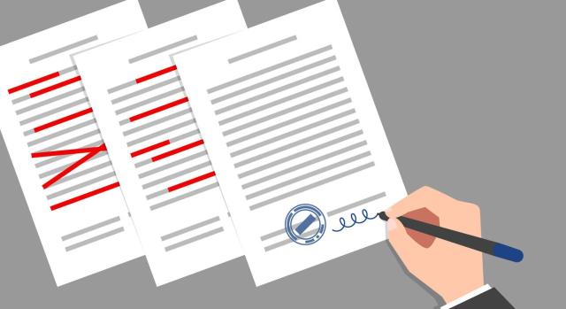 EL TS confirma de nuevo la recalificación de determinados rendimientos declarados en el IRPF como provenientes del trabajo, en rendimientos de actividades económicas -con el correspondiente impacto en el IVA. Imagen de una pila de documentos con correcciones y firma del documento final corregido