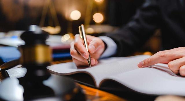 El TEAC, de nuevo con más detalles, sobre la inconstitucionalidad del RDL 2/2016, pagos fraccionados IS IS pagos fraccionados: el TEAC se pronuncia de nuevo sobre los efectos temporales de la inconstitucionalidad del RDLey 2/2016, pero esta vez haciendo referencia a la futura posible inconstitucionalidad de la DA 4ª LIS. Imagen de la mano de un hombre firmando un libro