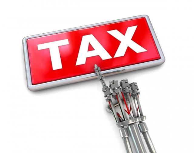 La agenda de la fiscalidad digital y los robots. Imagen de la mano de un robot señalando la palabra TAX