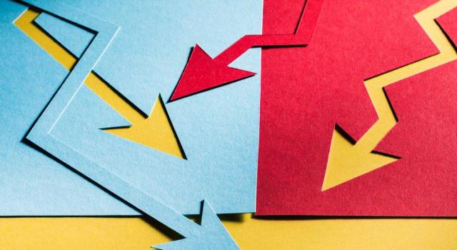 La situación de crisis o ralentización empresarial no equivale a un cese de actividad a efectos de derivar responsabilidad subsidiaria La situación de crisis o ralentización empresarial no equivale a un cese de actividad a efectos de derivar responsabilidad subsidiaria. Imagen de unas flechas de colores en todas las direcciones