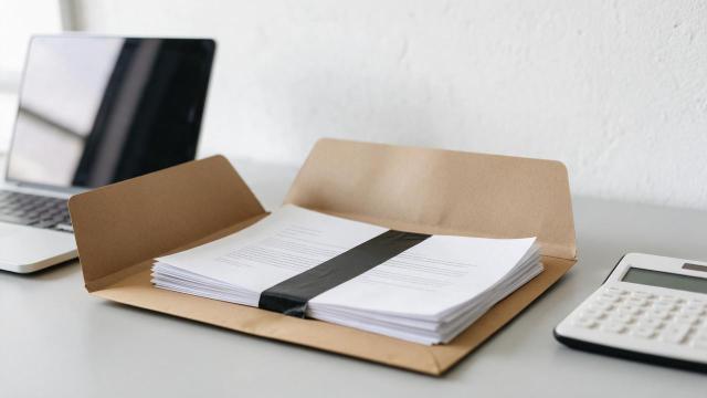La falta de prueba sobre el carácter accesorio de los servicios de instalación impide recuperar el IVA soportado y el mínimo de 400 euros se calcula sobre el total solicitado