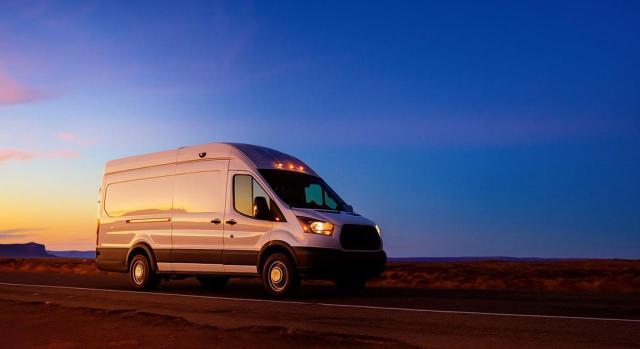 El TEAC en unificación de criterio establece los criterios para aplicar la presunción de afectación exclusiva de los vehículos mixtos destinados al transporte de mercancías. Imagen de una furgoneta viajando por una carretera