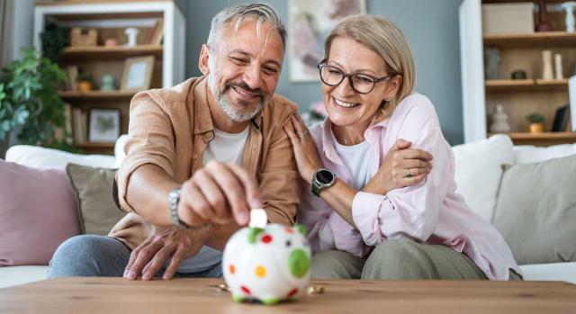 Individualización de ganancias patrimoniales no justificadas del IRPF: en caso de matrimonio se aplica la presunción de ganancialidad. Pareja madura echando monedas en una hucha