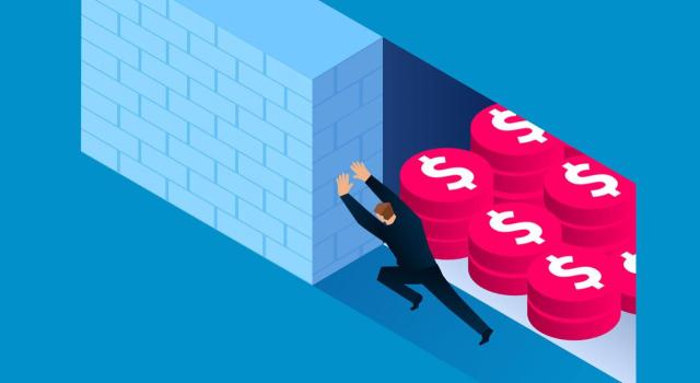 El TS confirma la calificación de ganancia patrimonial no justificada a efectos del IRPF. Hombre retirando muro de piedra detrás del cual aparece dinero en efectivo