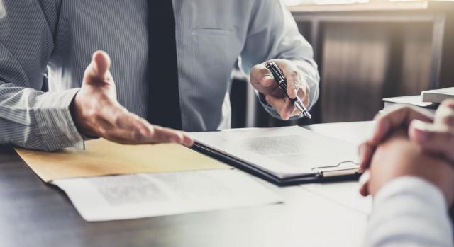 La falta de prueba de un gasto cuya deducción se pretende en el IS, no siempre conduce a calificar la conducta del contribuyente como culpable a efectos sancionadores El TS reitera que la falta de prueba de un gasto cuya deducción se pretende, en el IS, no siempre conduce a calificar la conducta del contribuyente como culpable a efectos sancionadores. Imagen de un empresario enseñandole unos datos