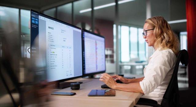 El asesor fiscal del futuro: inteligencia artificial, automatización y nuevo rol como socio estratégico. Imagen de una gerente supervisando la auditoría de facturación de una nómina