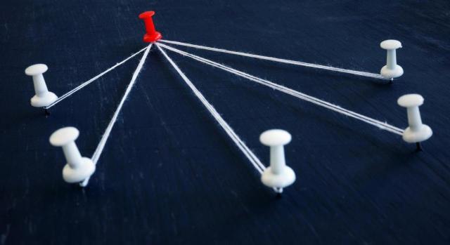 Delegación de competencias en materia de gestión censal e inspección en el IAE. Imagen de chinchetas blancas y una roja conectadas por un hilo