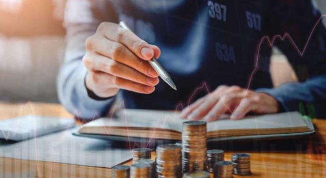 Responsabilidad subsidiaria del art. 43.1.a) LGT: ¿inversión del principio del onus probandi? El TS debe determinar si en los casos de responsabilidad subsidiaria al amparo del art. 43.1.a) LGT se produce una inversión del principio del onus probandi. imagen de un hombre escribiendo en su cuaderno