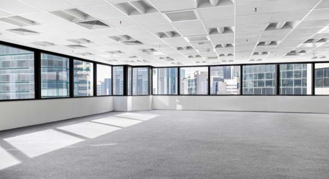 Deducción por reinversión de beneficios extraordinarios: Improcedencia por falta de actividad económica en sociedades participadas y ausencia de incremento de la capacidad productiva. Imagen de una oficina diafana con un gran ventanal