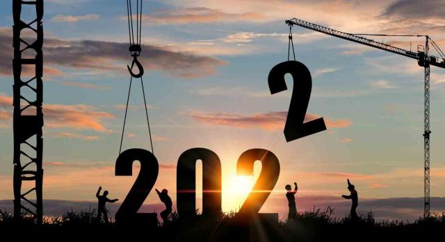 Proyecto presupuestos 2022 Proyecto presupuestos 2022 . Imagen de dos grúas descargando los número 2022 en el medio del campo