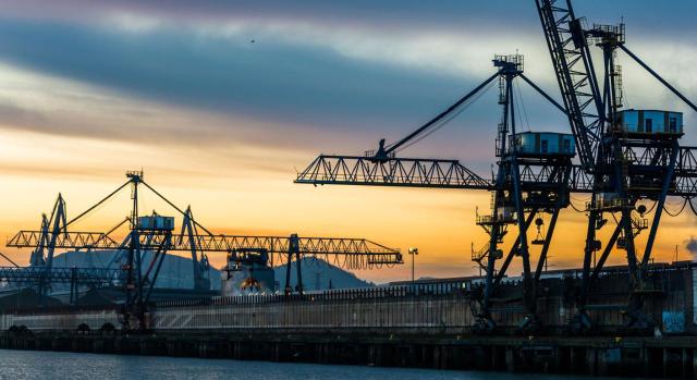 El TS reitera su doctrina sobre la nulidad de la exención del recargo del IBI a los BICEs Un área metropolitana no puede establecer mediante la ordenanza fiscal reguladora del recargo sobre el IBI una exención para los bienes inmuebles de características especiales. Imagen de unas gruas en la ria de Bilbao