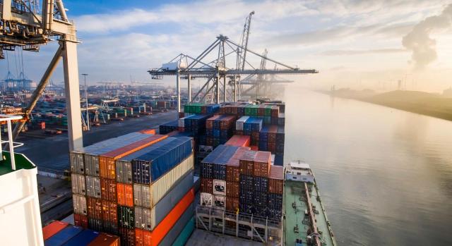 El TS deberá determinar la competencia para resolver el incidente de ejecución para devolución del importe de las liquidaciones anuladas de la tarifa T-3. Imagen de un puerto pesquero con gruas
