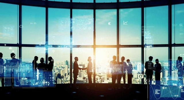 Bizkaia aprueba su norma foral del Impuesto Mínimo Complementario del IS del 15% para los grupos multinacionales y nacionales de gran magnitud. Imagen de un ventanal en el que se ven varios grupos de personas hablando