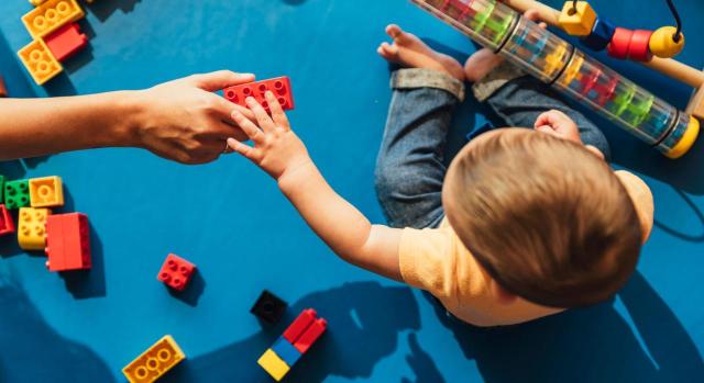 Se modifica el modelo 233, «Declaración informativa por gastos en guarderías o centros de educación infantil autorizados» que se presentará en 2026, informando de los gastos de 2025. Imagen de un bebe jugando en el suelo de la guardería