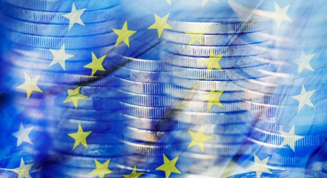 Gipuzkoa traspone la Directiva (UE) 2017/952. Monedas de euro con la bandera de la Unión Europea como fondo