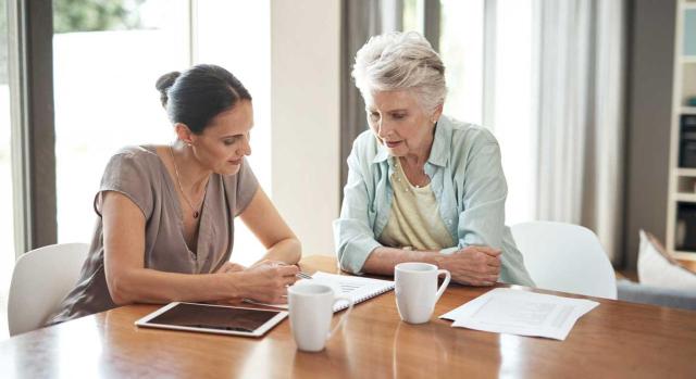 Aprobado el desarrollo reglamentario de la Norma Foral 2/2025 de revisión fiscal del sistema tributario de Bizkaia en materia de previsión social. Imagen de una hija ayudando a su madre con sus finanzas