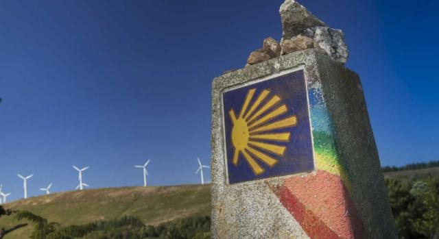El TC admite a trámite el recurso de inconstitucionalidad promovido por el Gobierno y suspende las medidas aprobadas en Galicia sobre autorización de instalaciones eléctricas y transporte de energía y régimen minero y energético. Imagen de un hito sobre el camino de Santiago en algún lugar de tierras gallegas