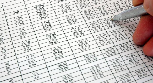 ¿Para establecer el valor de las acciones y participaciones a efectos del IP, cuál es el "último balance aprobado"? Para establecer el valor de las acciones y participaciones a efectos del IP, cuál es el "último balance aprobado" ¿el aprobado a la fecha del devengo del impuesto o el cerrado cuando se presenta la autoliquidación del mismo? Imagen de una hoja de cálculo con una mano señalando un dato