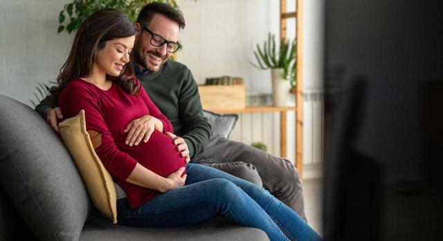 Aplicación del tipo reducido de ITP para familias numerosas cuando el hijo del sujeto pasivo está concebido pero no nacido El TS determinará si el tipo reducido de ITP para las familias numerosas resulta aplicable cuando el hijo del sujeto pasivo que atribuiría tal condición a la familia está ya concebido “nasciturus”. Imagen de un hombre abrazando a su mujer embarazada