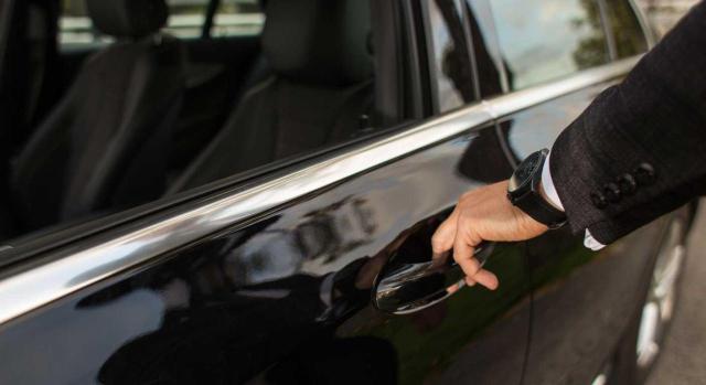 Entrega intracomunitaria de un cuando no haya salido del Estado miembro de su proveedor y si se trata de una prestación indisociable o accesoria El TJUE se pronuncia sobre la devolución del IVA a sujetos pasivos no establecidos en el Estado miembro de devolución, pero establecidos en otro Estado miembro. Imagen de un hombre abriendo la puerta de una limusina