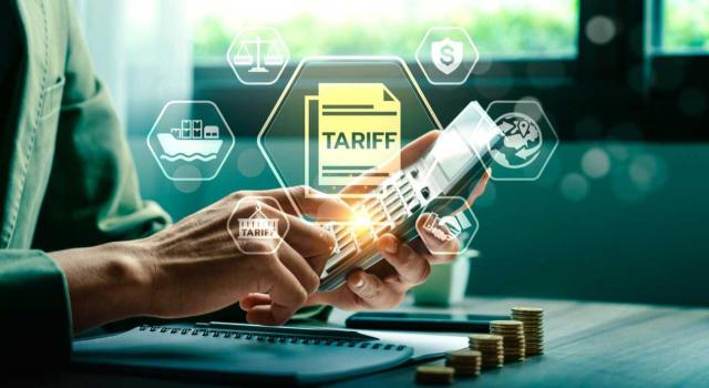 Pérdida de la exención en IAE por superación del umbral de la cifra de negocios por una operación puntual de transmisión de inmueble ajena a la actividad inicial incluida en el epígrafe. Imagen de un hombre calculando tarifas con su ordenador y calculadora